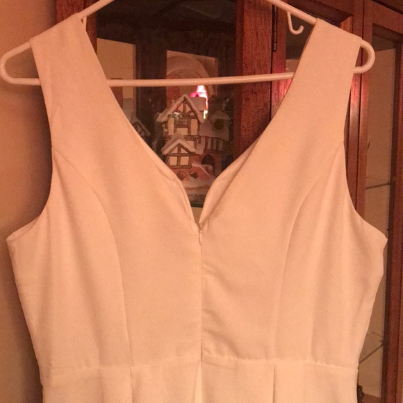ALYA DRESS WHITE V NECK SLEEVELESS SIZE LARGE - Picture 3 of 4